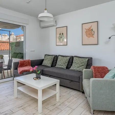 Apartman Cozy Terrace With Pool By Costarentals - Ref 206 *